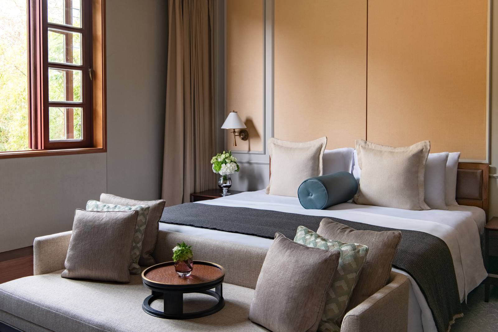 上海建業里嘉佩樂酒店 Two Bedroom Shikumen Deluxe Villa 的大床臥室