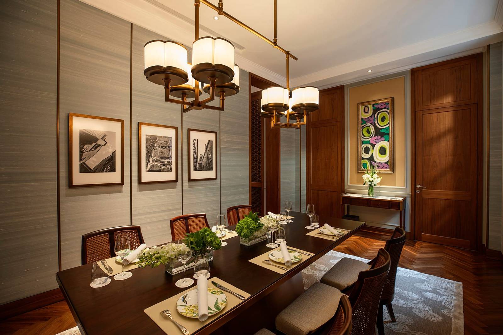 上海建業里嘉佩樂酒店 Three Bedroom Shikumen Grand Villa 的餐廳