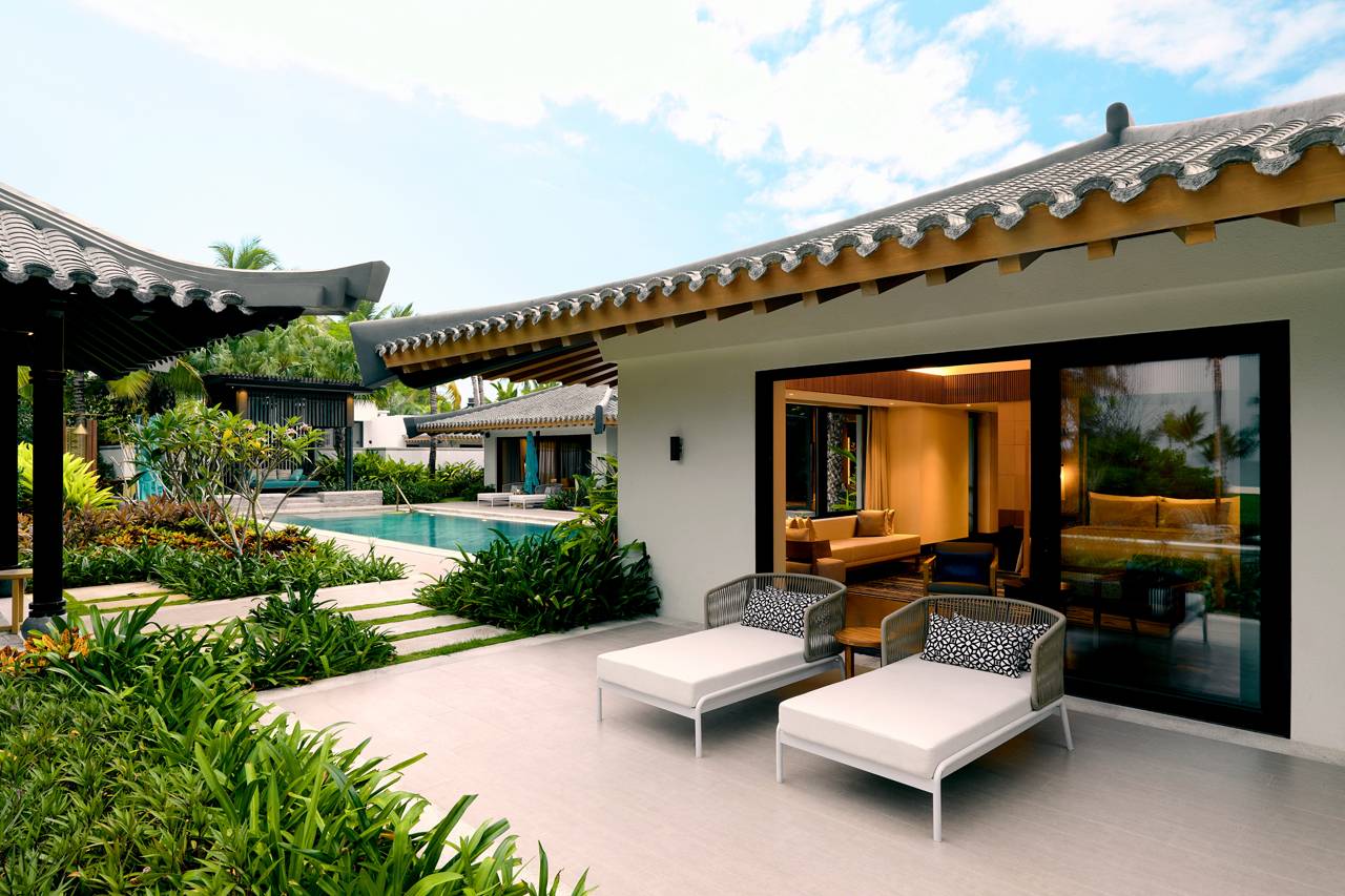 三亞土福灣嘉佩樂酒店 Two Bedroom Oceanfront Villa 的露台與泳池