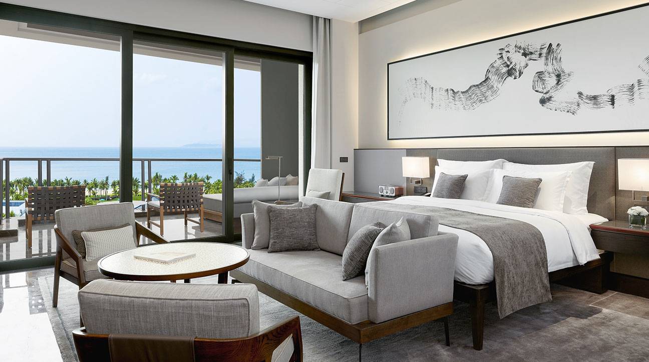 三亞土福灣嘉佩樂酒店 Premium Oceanfront Room 的臥室與海景