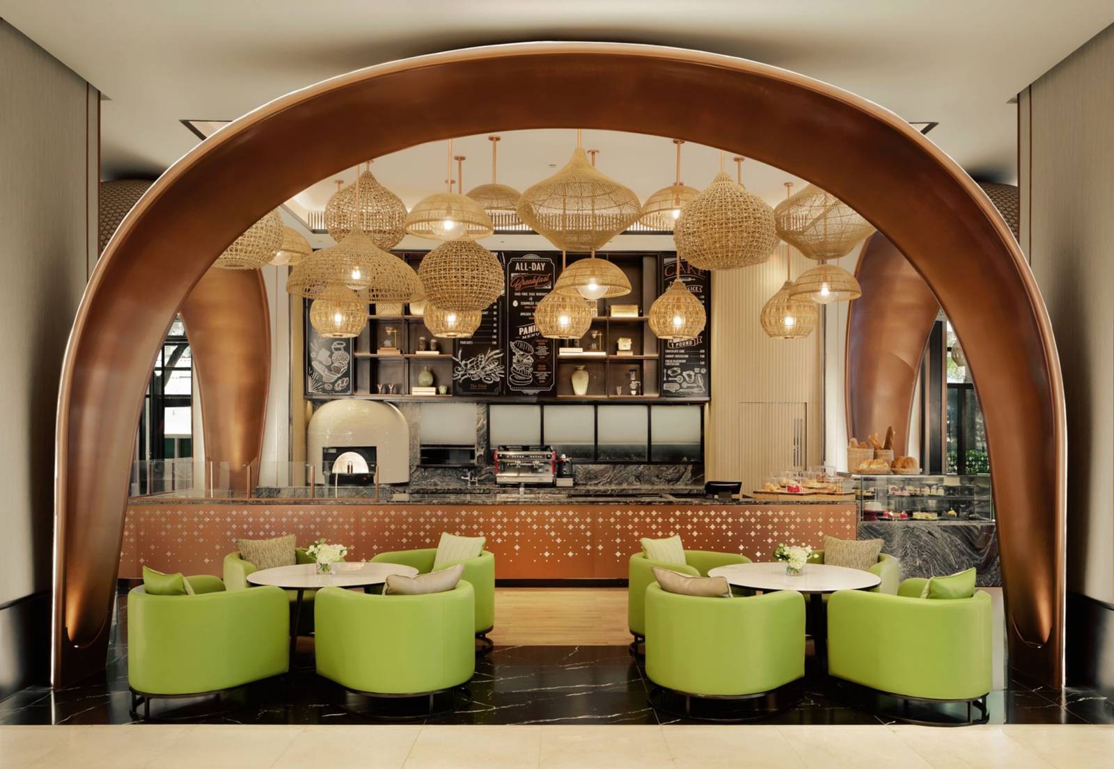 清邁萬豪酒店 The Plaii Eatery Cafe & Bar 的拱門入口與座位