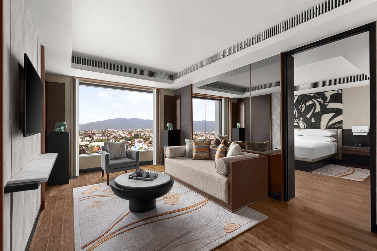 清邁萬豪酒店 Club Suite 的客廳與轉角窗景