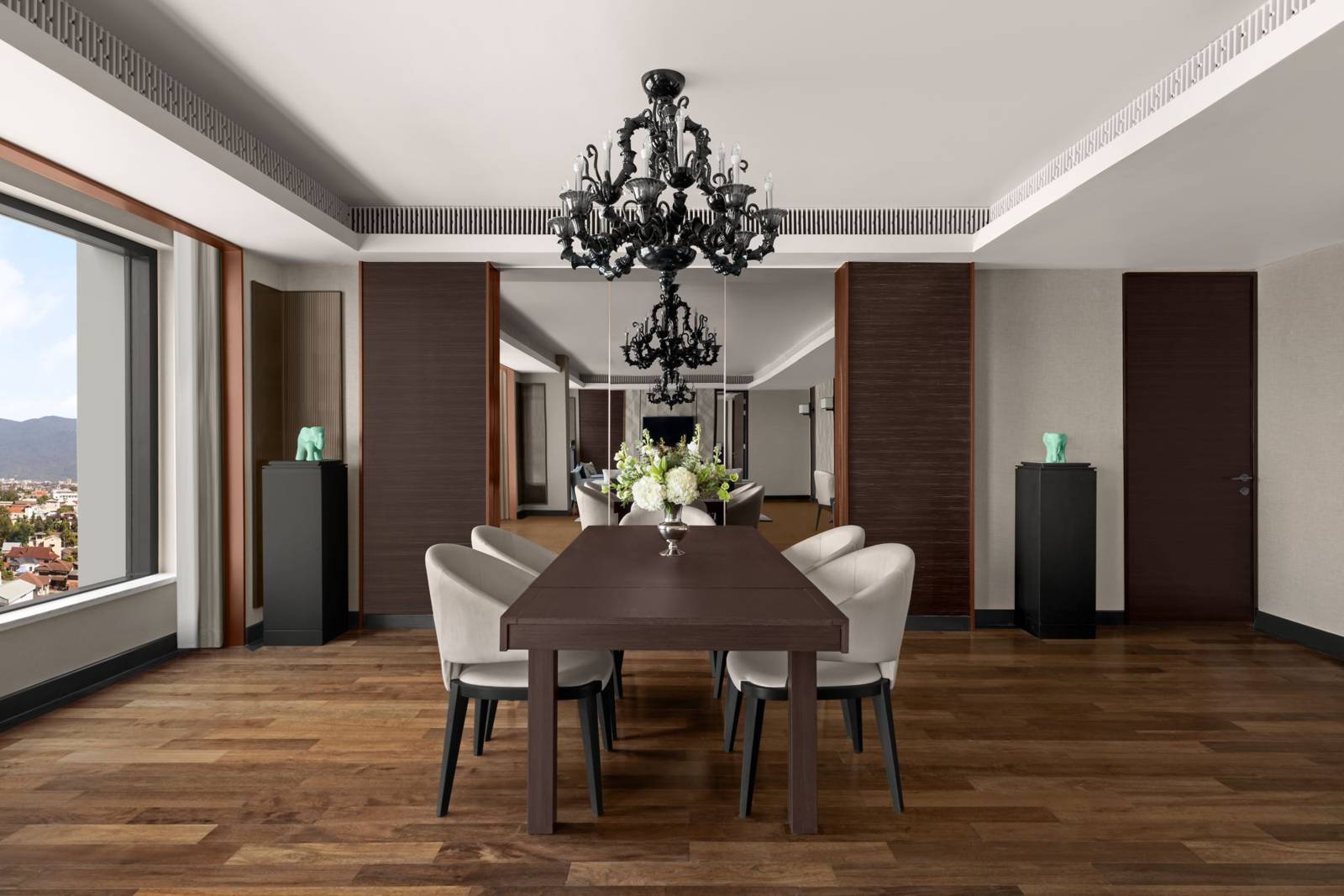 清邁萬豪酒店 Diplomatic Suite 的餐桌與吊燈