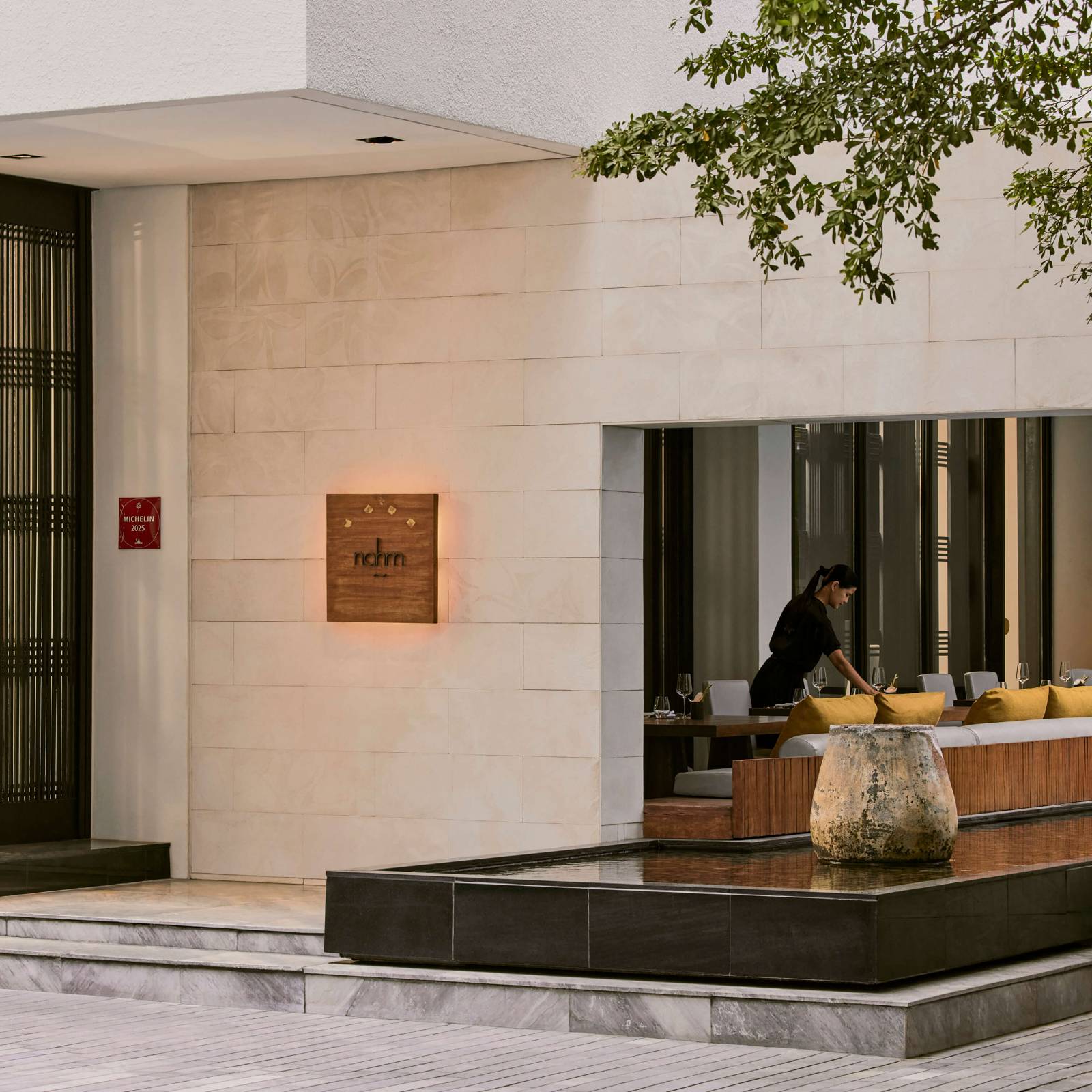 曼谷 COMO Metropolitan 酒店 nahm 餐廳入口與水景