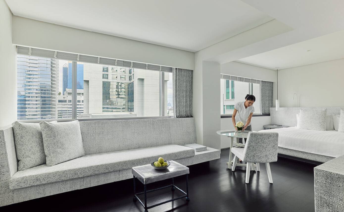 曼谷 COMO Metropolitan 酒店 Studio Room 的白色客房與窗景