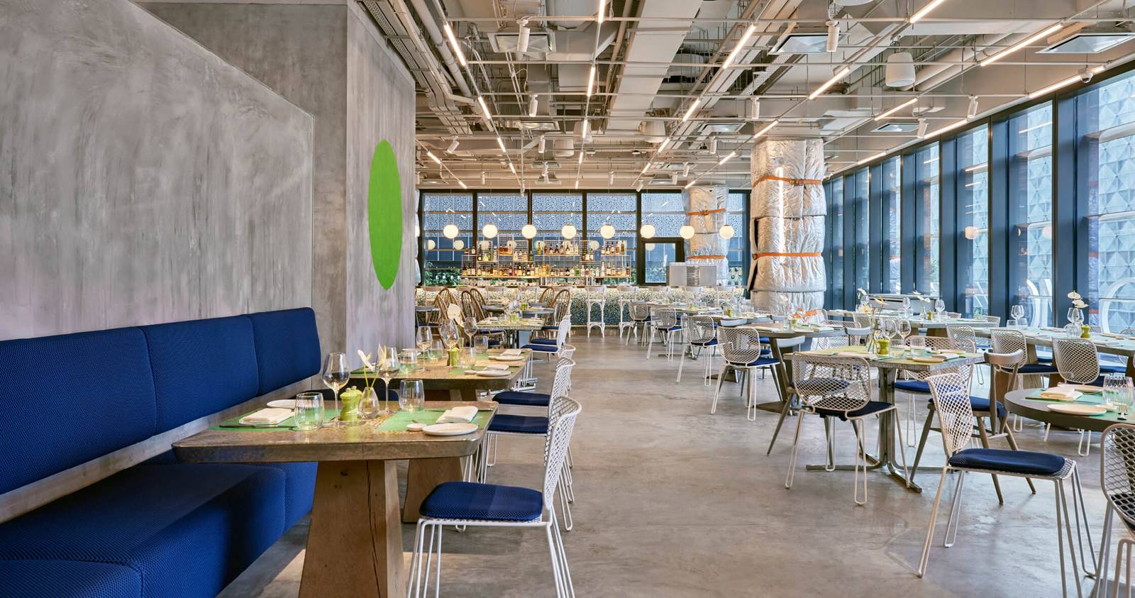 新加坡 COMO Metropolitan 酒店 COMO Cuisine 的落地窗用餐區