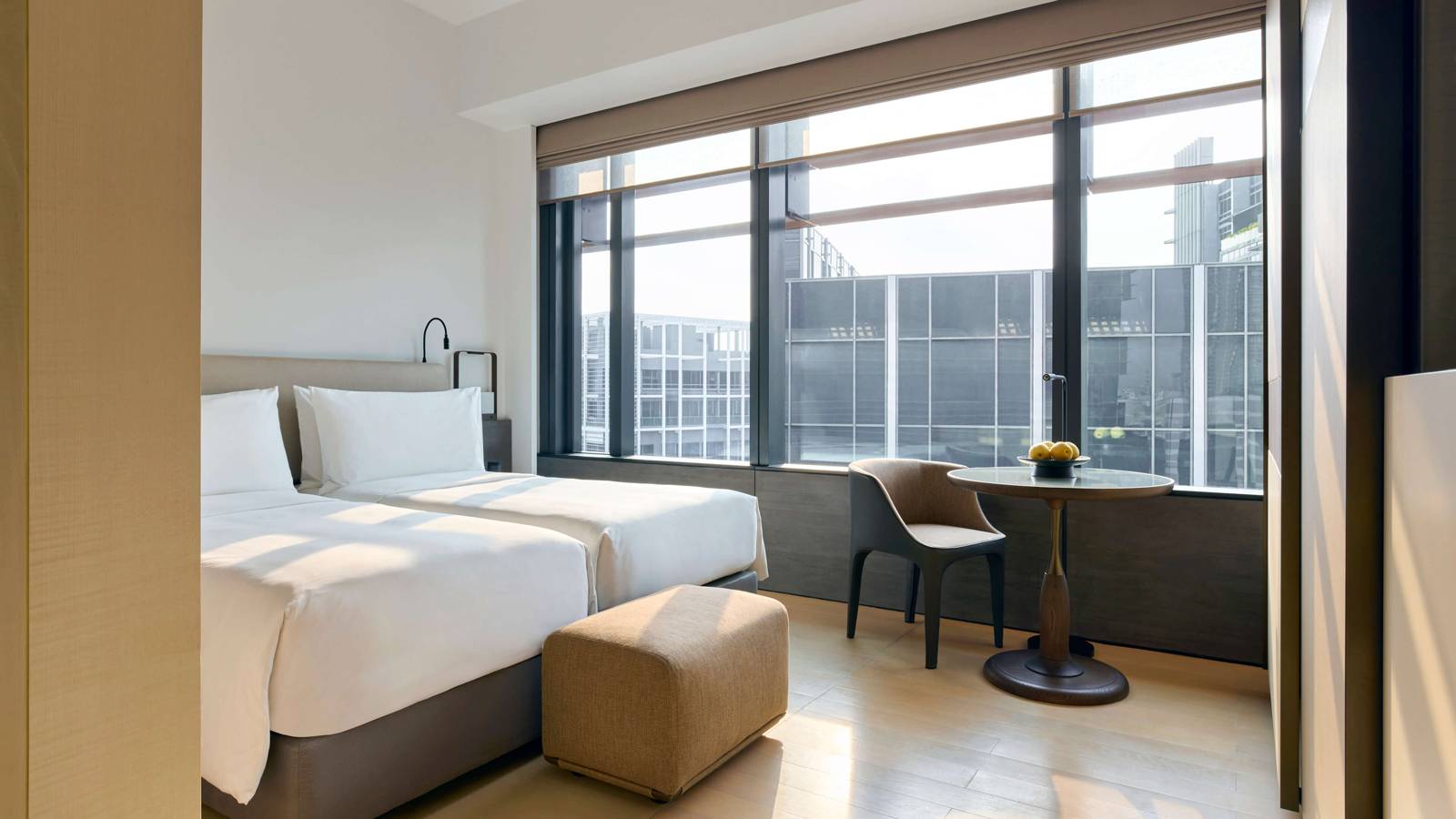 新加坡 COMO Metropolitan 酒店 Cairnhill Room 的雙床與窗景