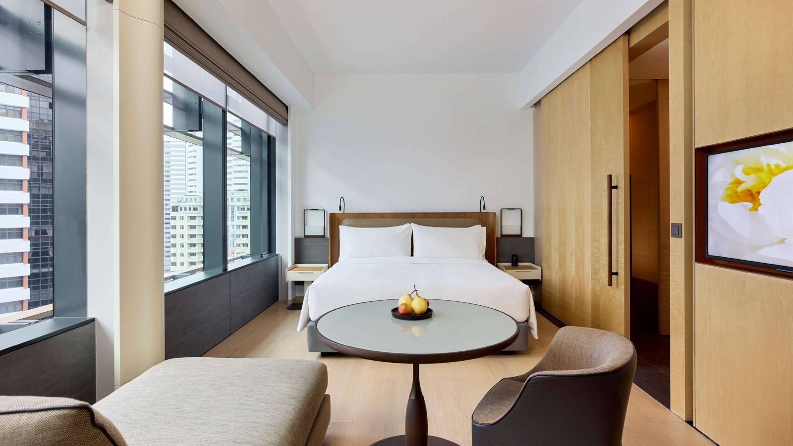 新加坡 COMO Metropolitan 酒店 Emerald Room 的臥室與窗邊座位