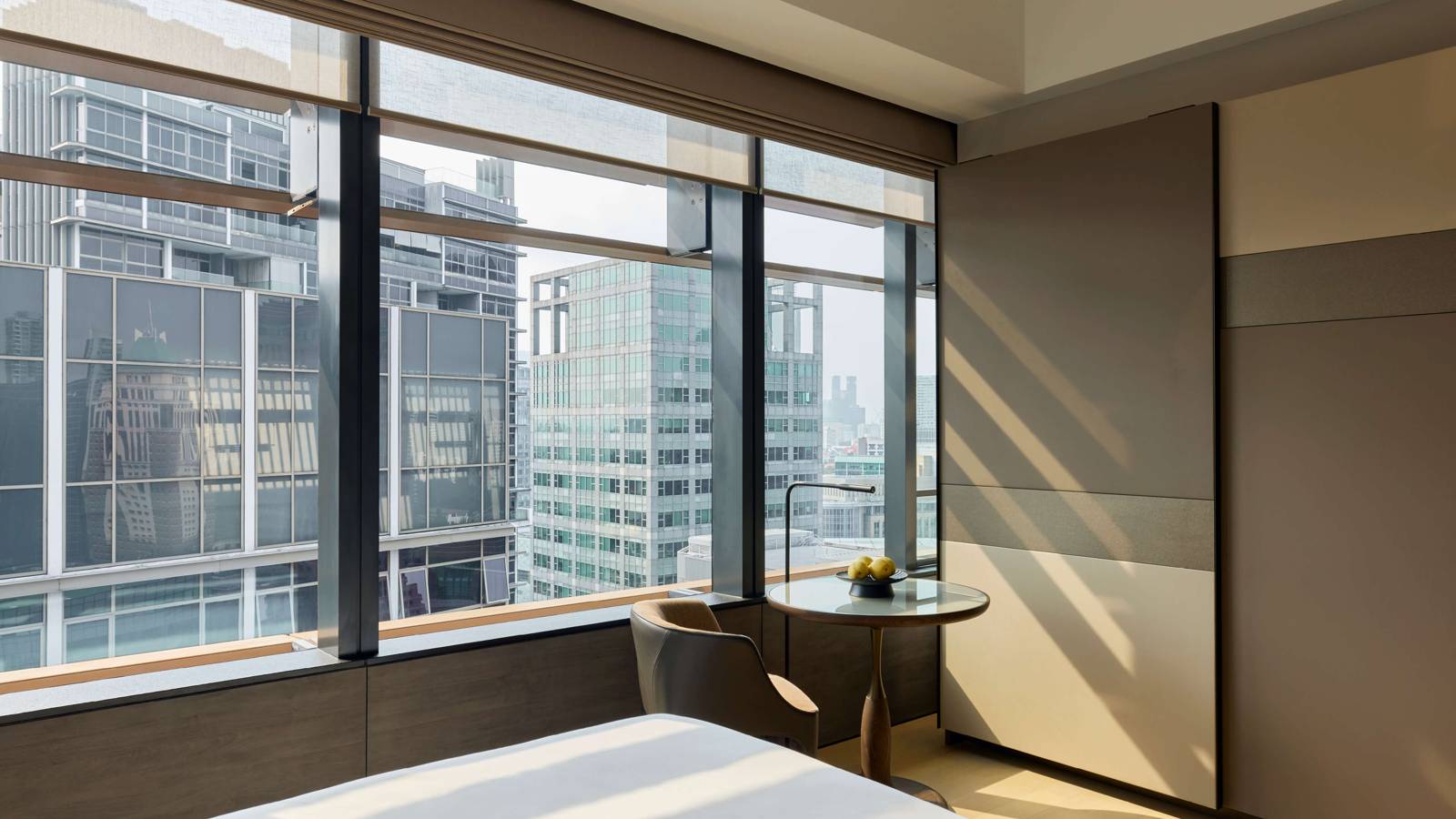 新加坡 COMO Metropolitan 酒店 Metropolitan Suite 的臥室與城市景觀