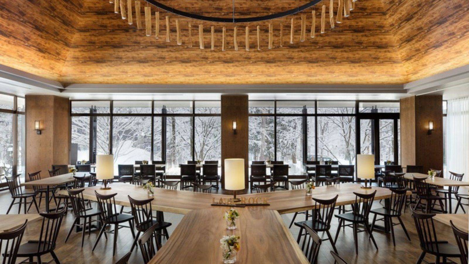 白馬萬怡酒店雪景中的 LAVAROCK 餐廳
