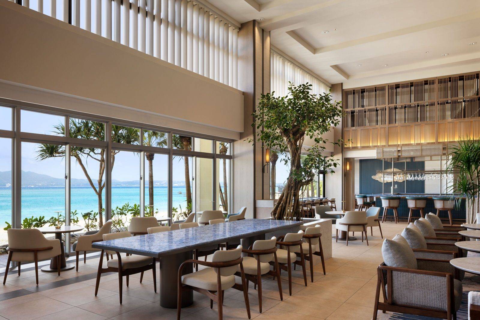 沖繩萬怡度假酒店 THE LOUNGE 長桌座位與吧台