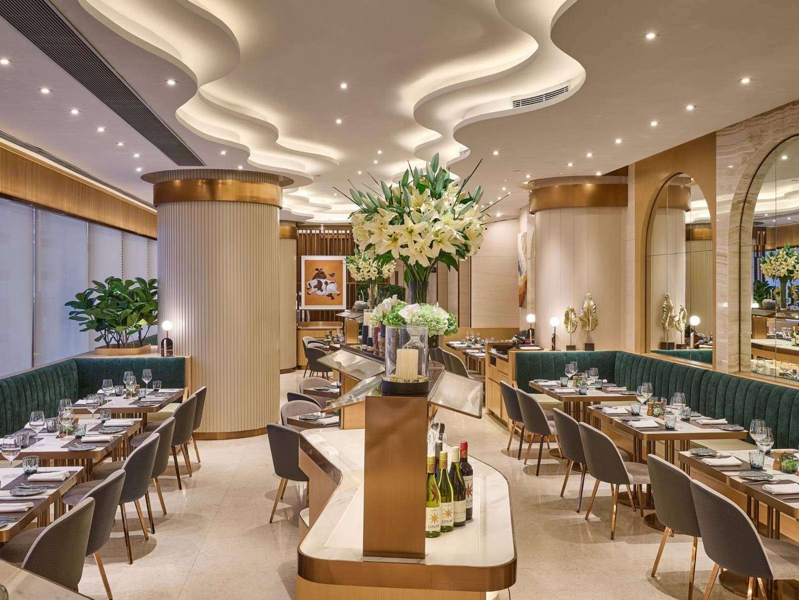 香港銅鑼灣皇冠假日酒店 CARVER 的用餐區與綠植