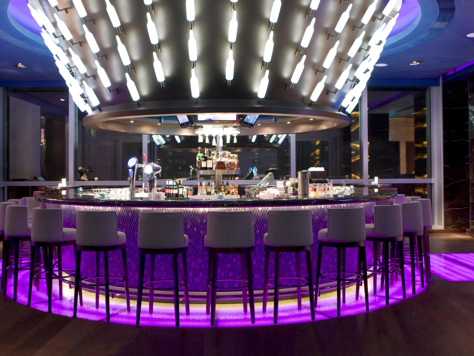 香港銅鑼灣皇冠假日酒店 Club @28 的環形吧台
