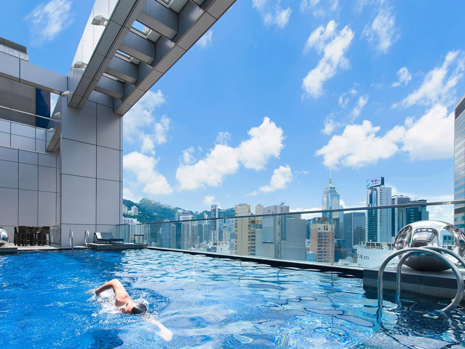香港銅鑼灣皇冠假日酒店頂樓泳池與城市景色