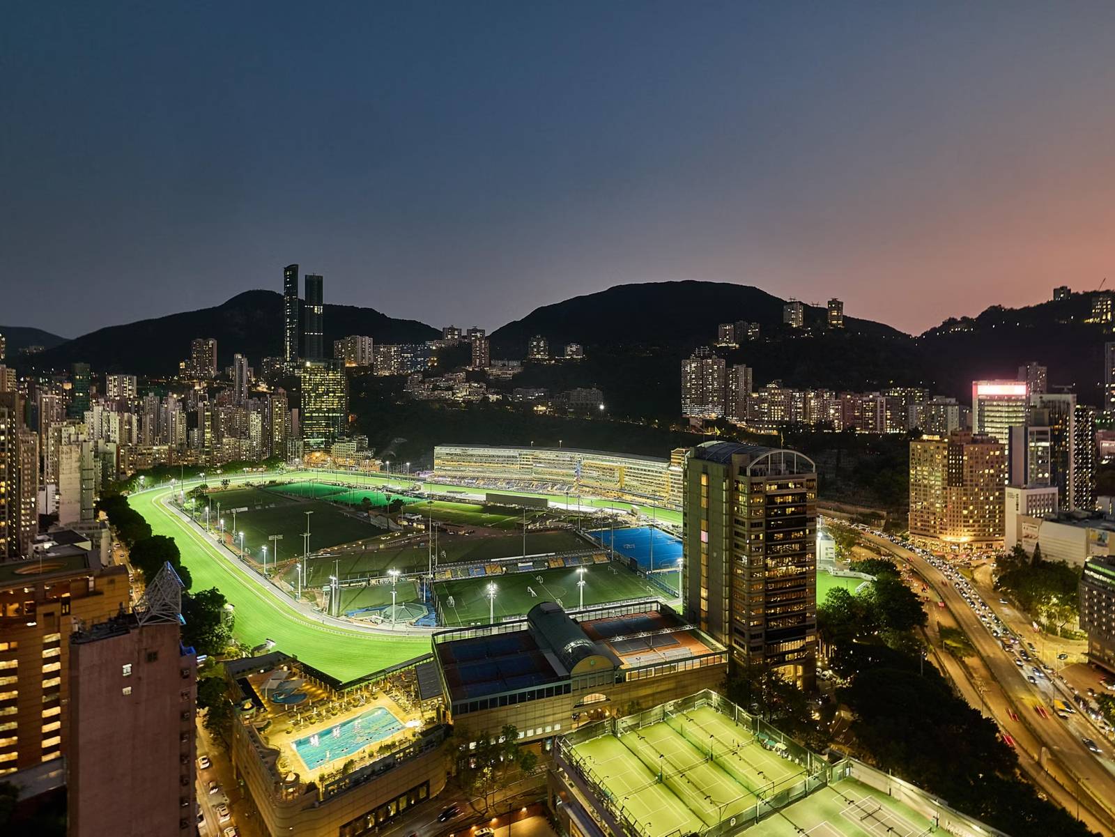 從香港銅鑼灣皇冠假日酒店俯瞰跑馬地馬場夜景