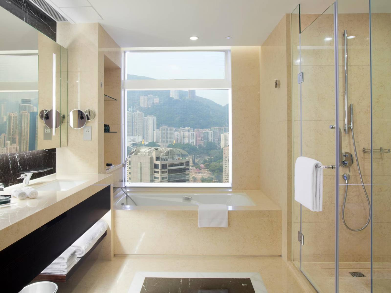 香港銅鑼灣皇冠假日酒店浴室的玻璃淋浴間與窗景