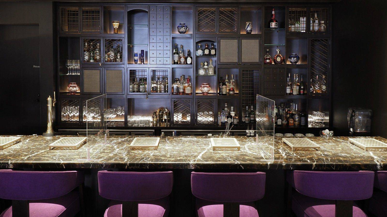 Dhawa 悠洛 京都 Lounge & Bar 1867 的紫色高腳椅吧檯