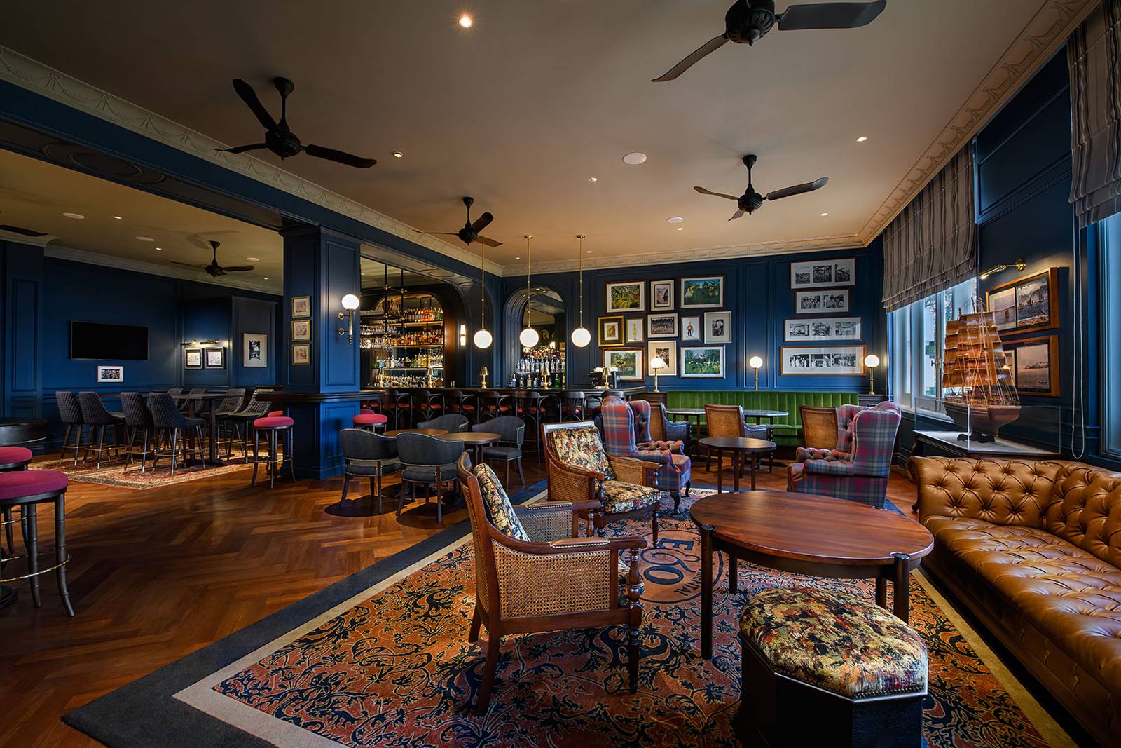 Farquhar's Bar 的長吧檯與皮沙發座位