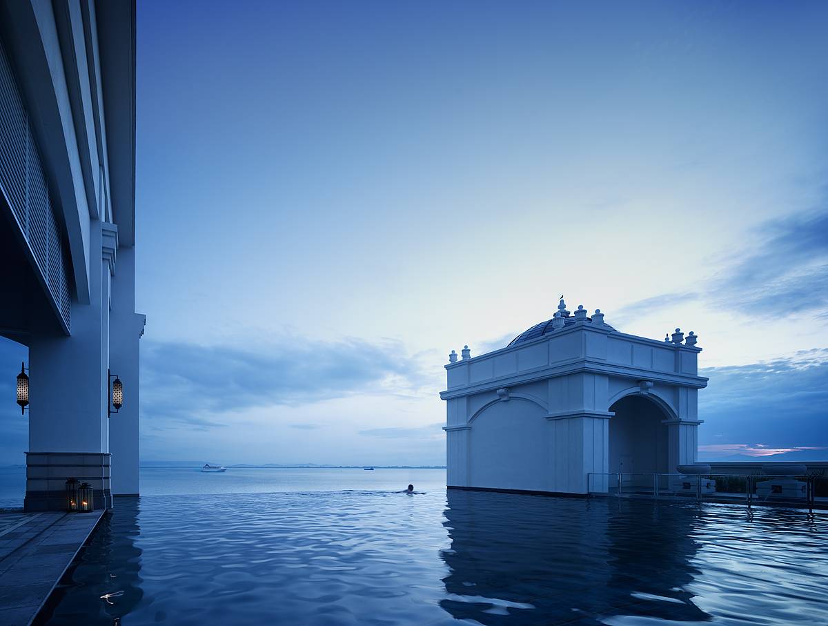 Victory Annexe 面海無邊際泳池的黃昏景色