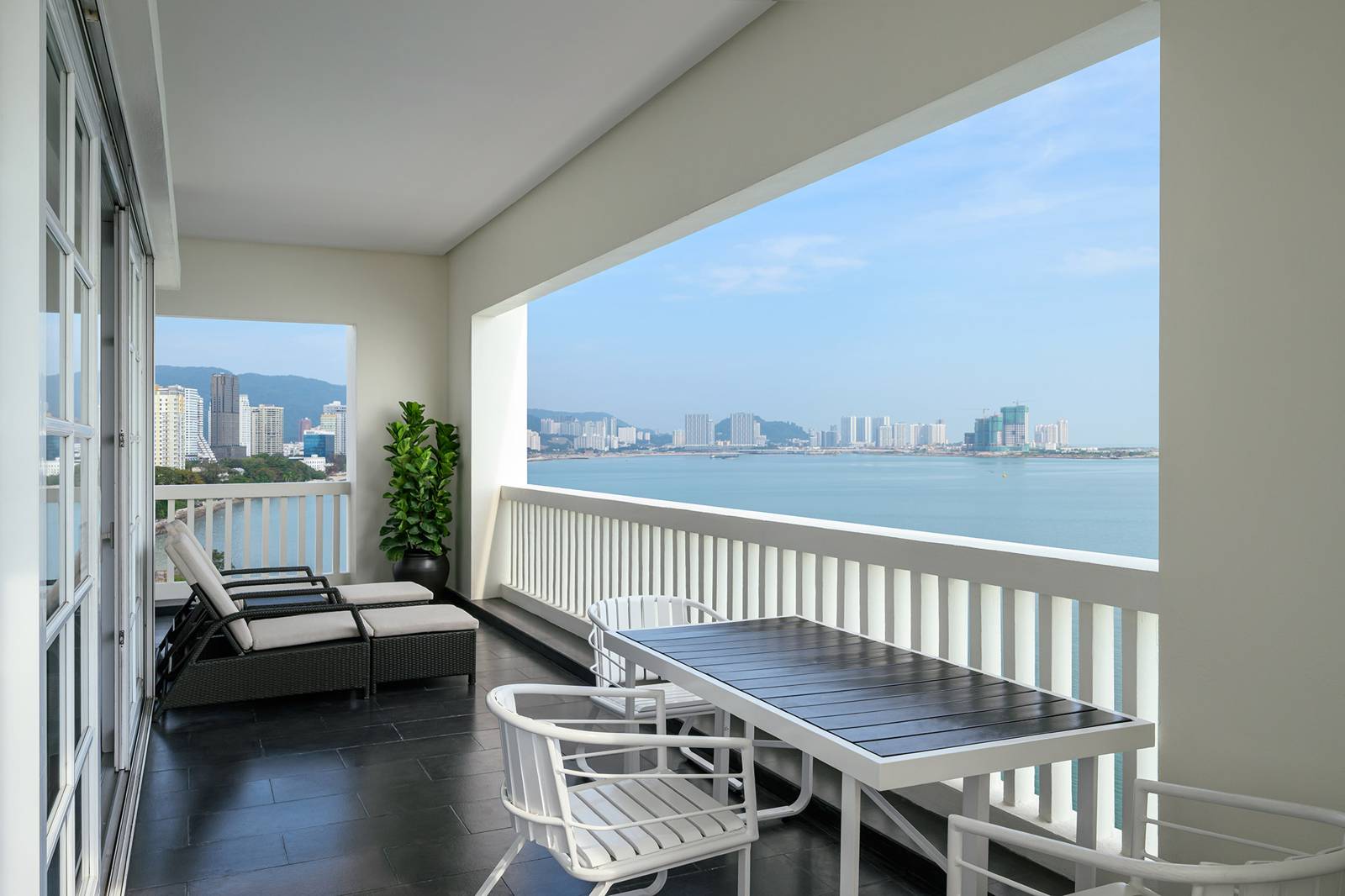 套房陽台望向海峽與喬治市沿岸大樓
