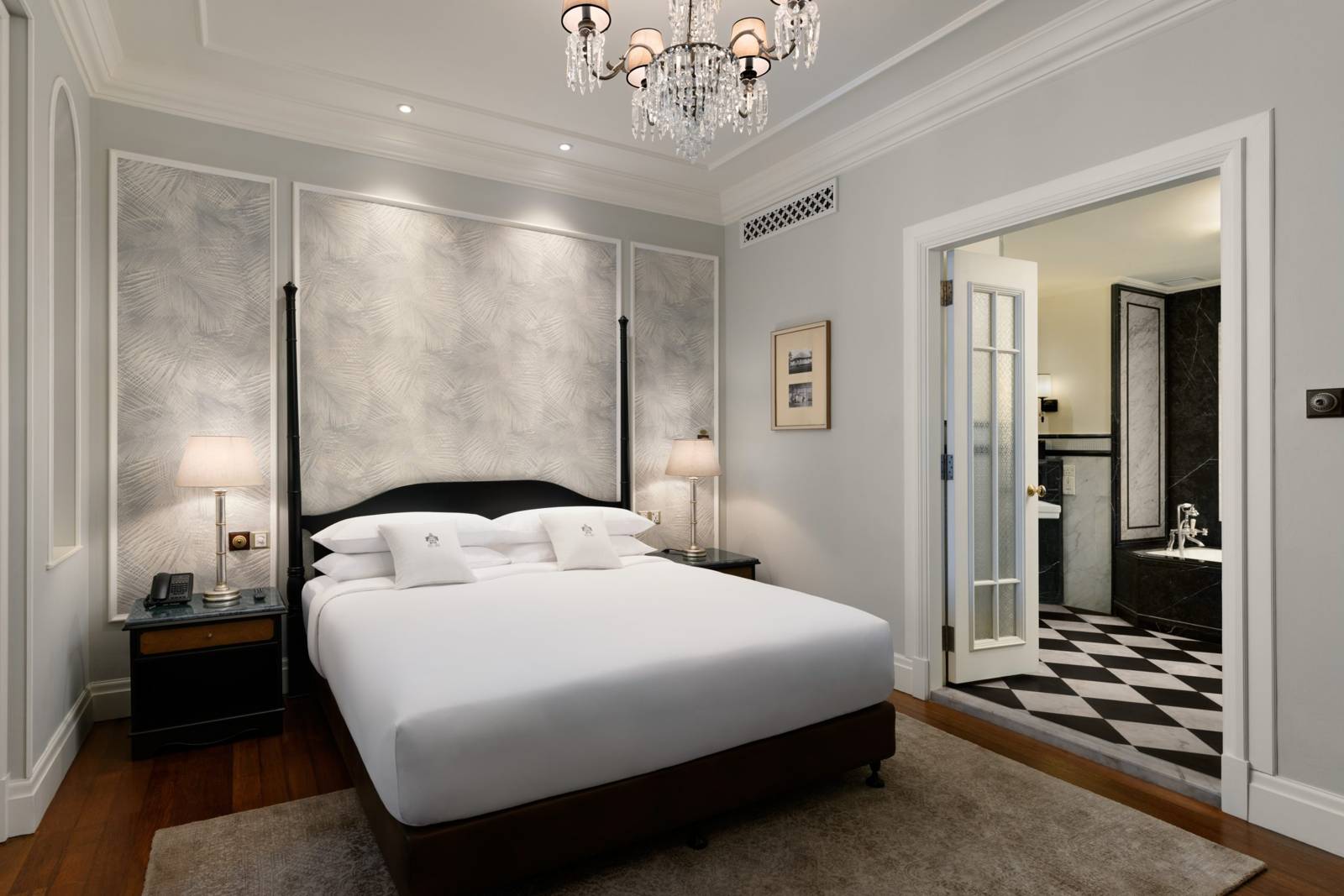 Deluxe Suite 的四柱床與窗邊座椅