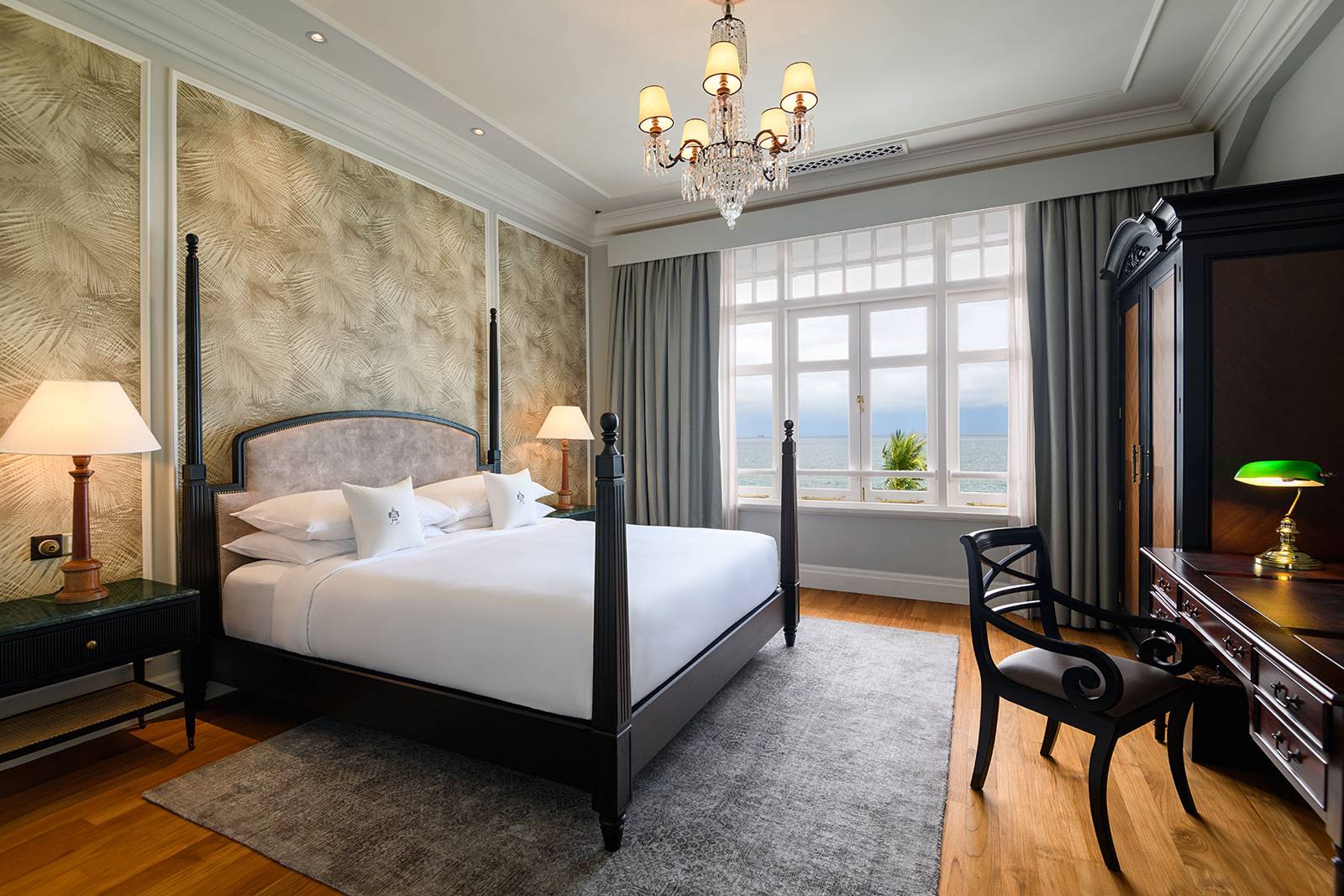 Straits Suite 的臥室與木質地板