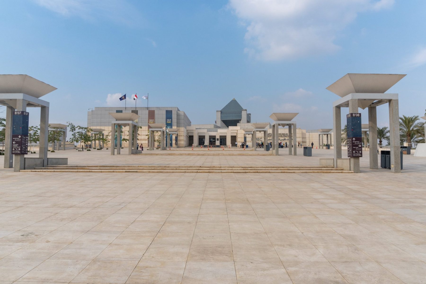 埃及國家文明博物館的入口廣場與建築外觀