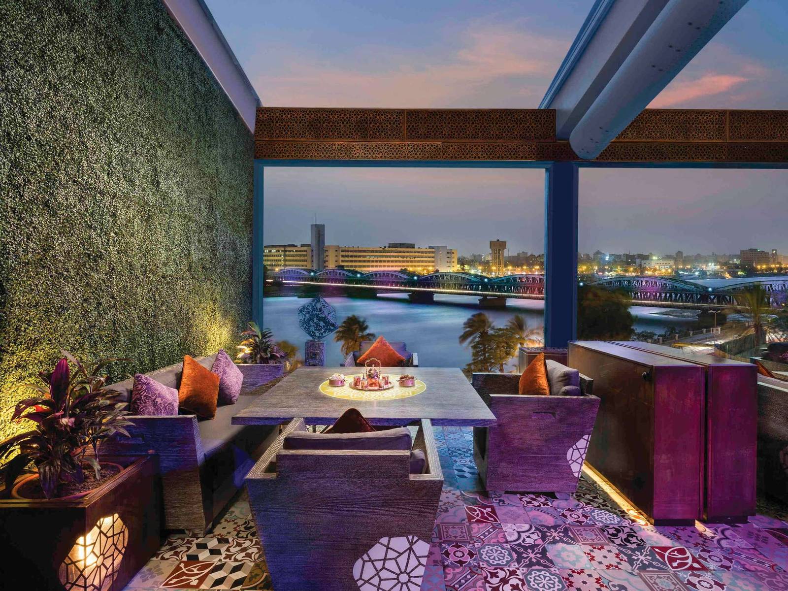 開羅尼羅河城費爾蒙酒店Bab El Nil 傍晚的河畔露台座位與尼羅河夜景