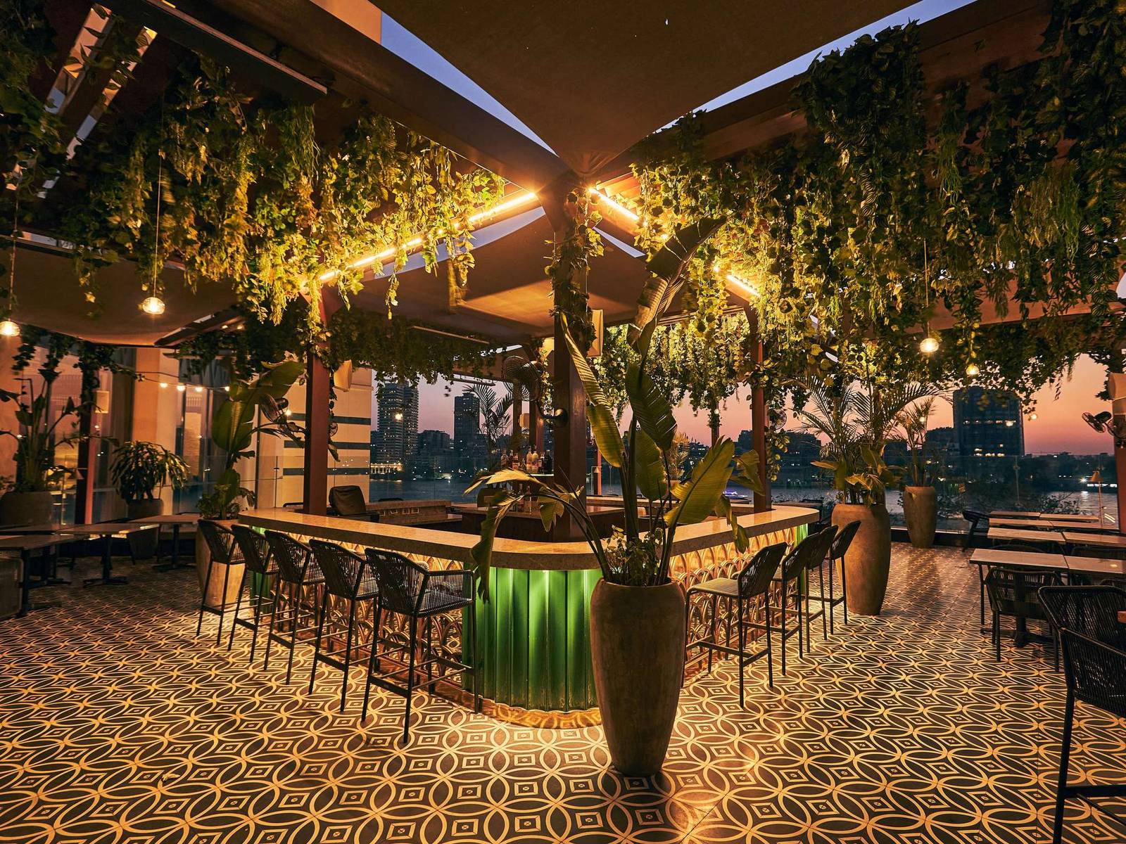 開羅尼羅河城費爾蒙酒店Gingko 植栽垂掛天花板下的吧台與露台座位