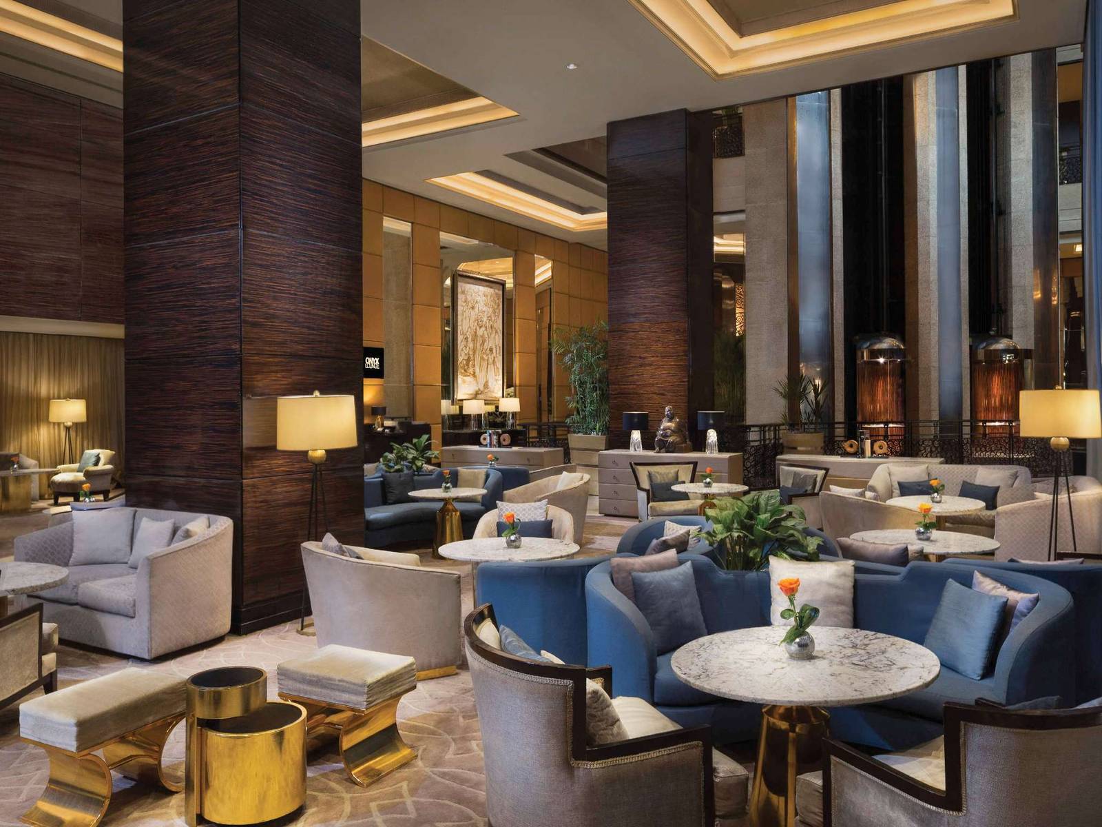 開羅尼羅河城費爾蒙酒店大廳 Onyx Lounge 的沙發座位與水晶燈