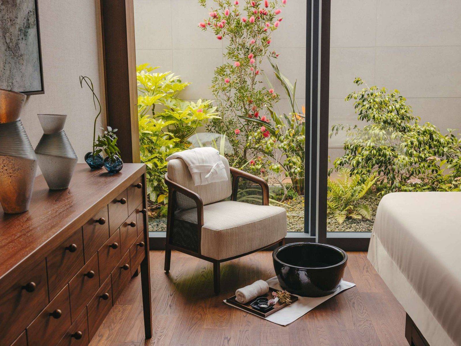 東京費爾蒙酒店窗邊植栽環繞的 Spa 療程室
