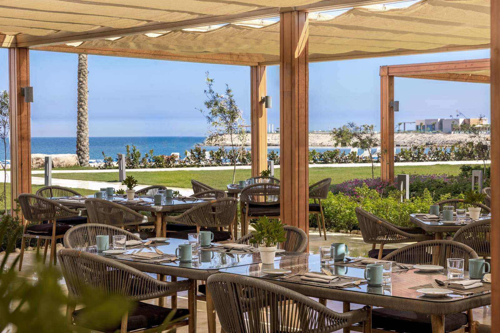 亞歷山大四季酒店 Beach Restaurant 棚架下的戶外餐桌與海景