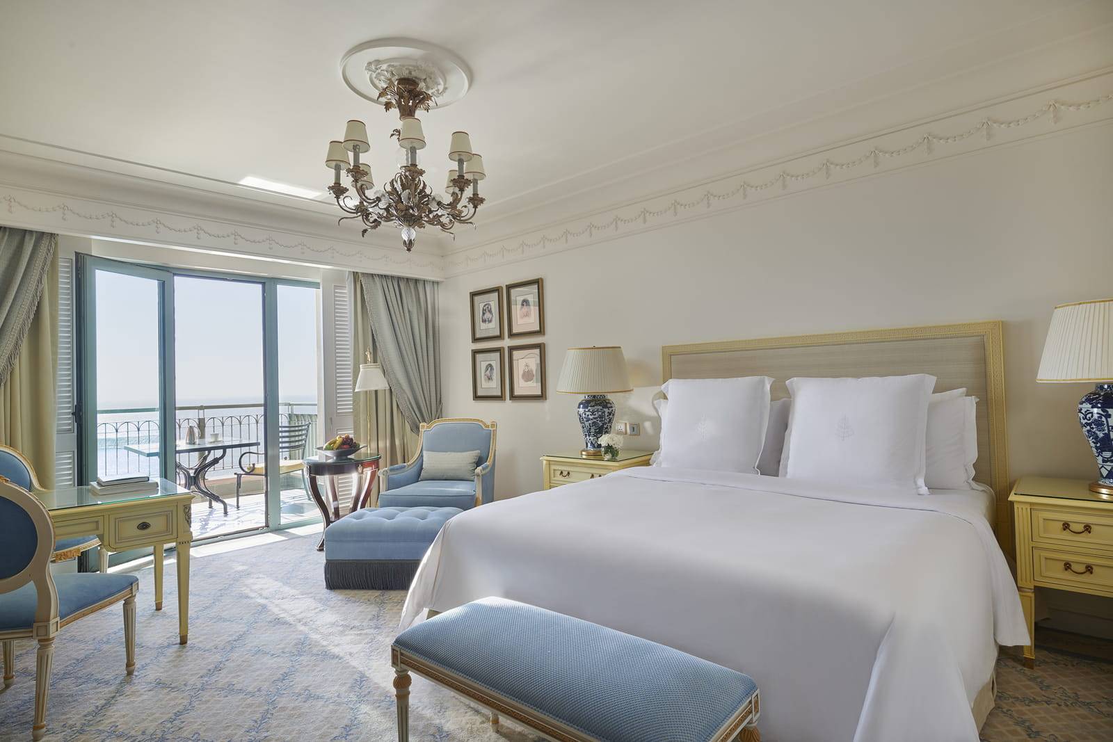 亞歷山大四季酒店 Sea-View Room 的大床、吊燈與海景陽台