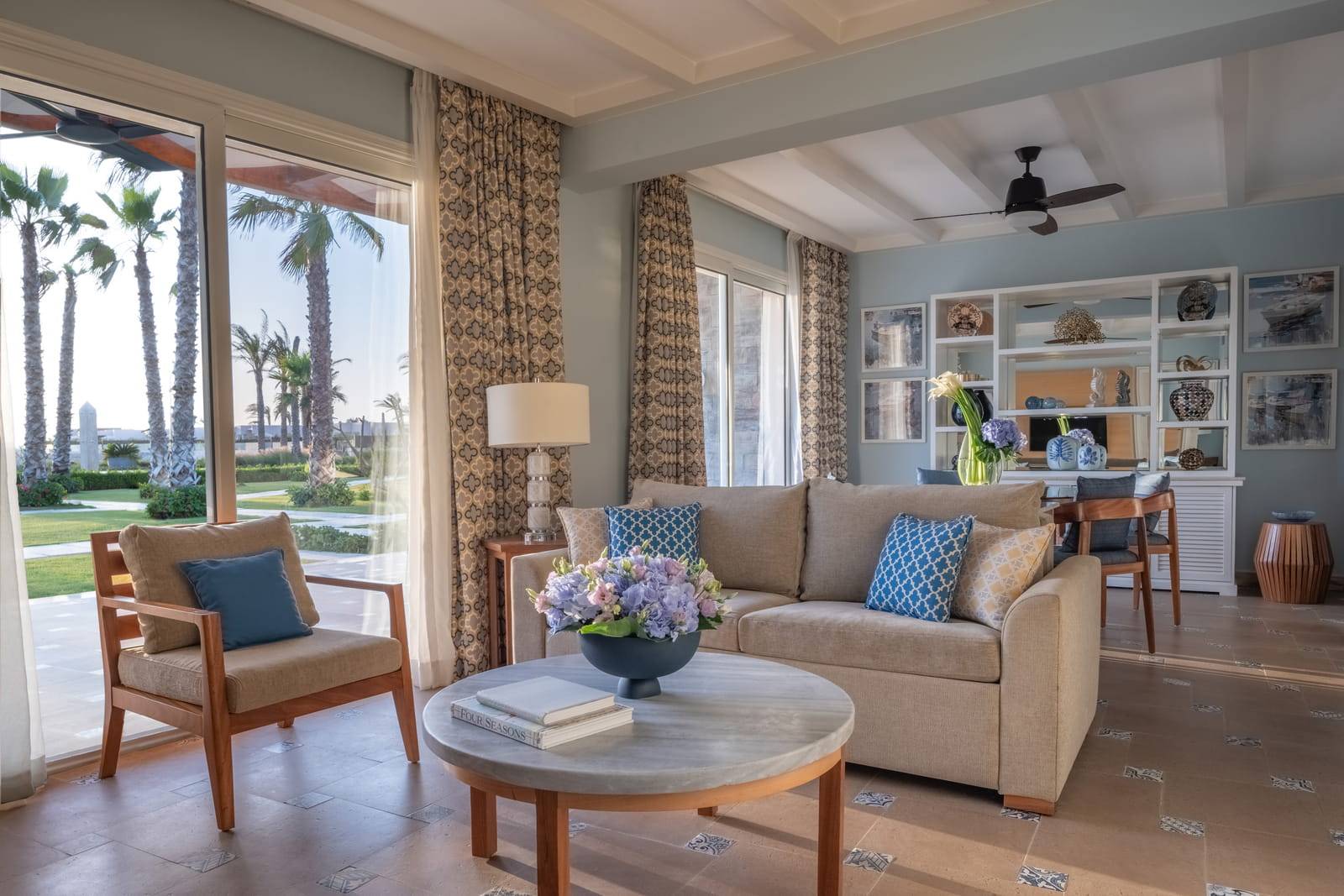 亞歷山大四季酒店 One-Bedroom Premium Beach Suite 的客廳與落地窗