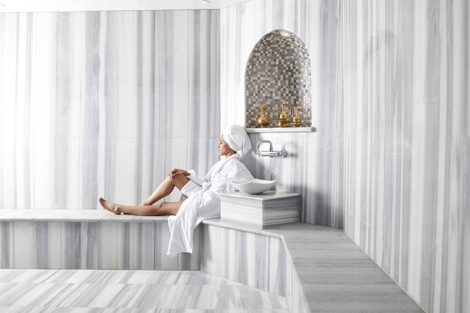 開羅第一居庭四季酒店 Spa 土耳其浴室裡穿浴袍休息的旅客