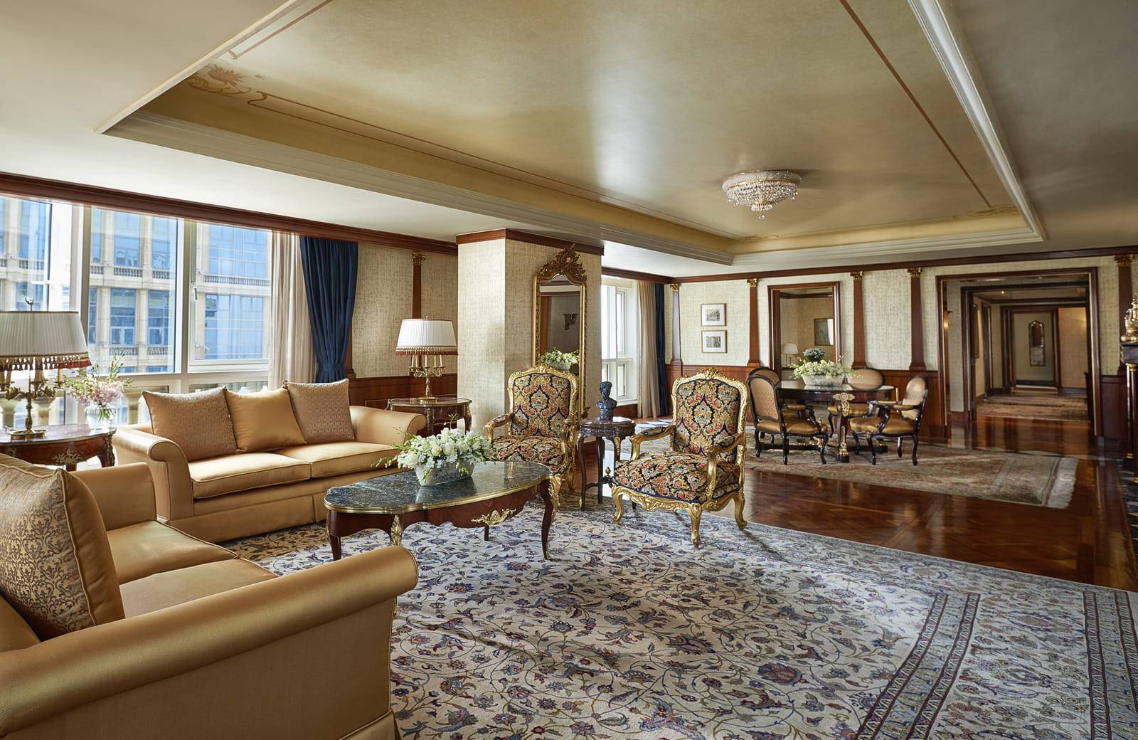 開羅第一居庭四季酒店 Royal Suite 起居室的金色沙發與地毯