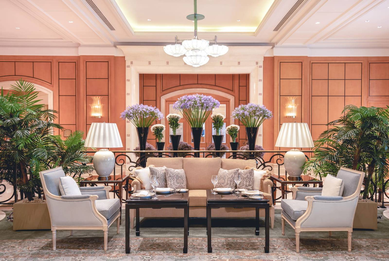 開羅尼羅河廣場四季酒店 La Galerie 的沙發座位與花藝