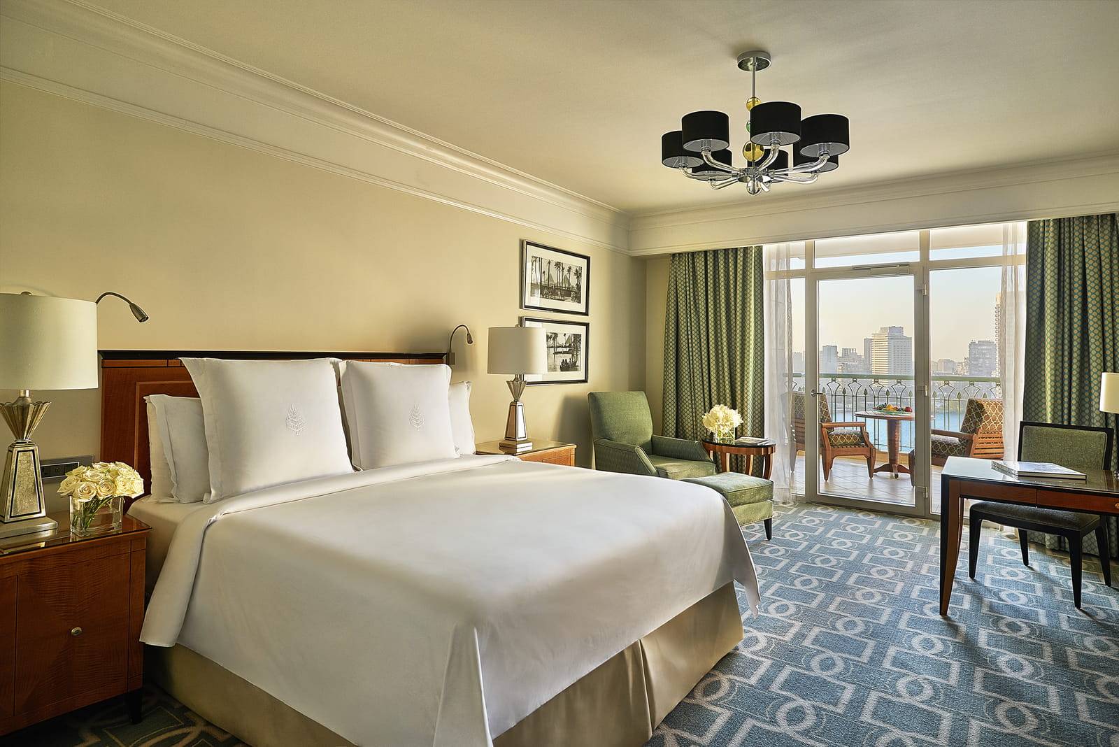 開羅尼羅河廣場四季酒店 Nile-View Room 的大床與通往露台的落地窗