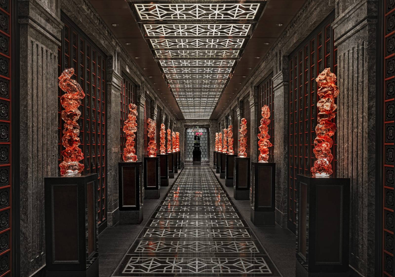北京四季酒店Cai Yi Xuan 長廊與橘色玻璃藝術品