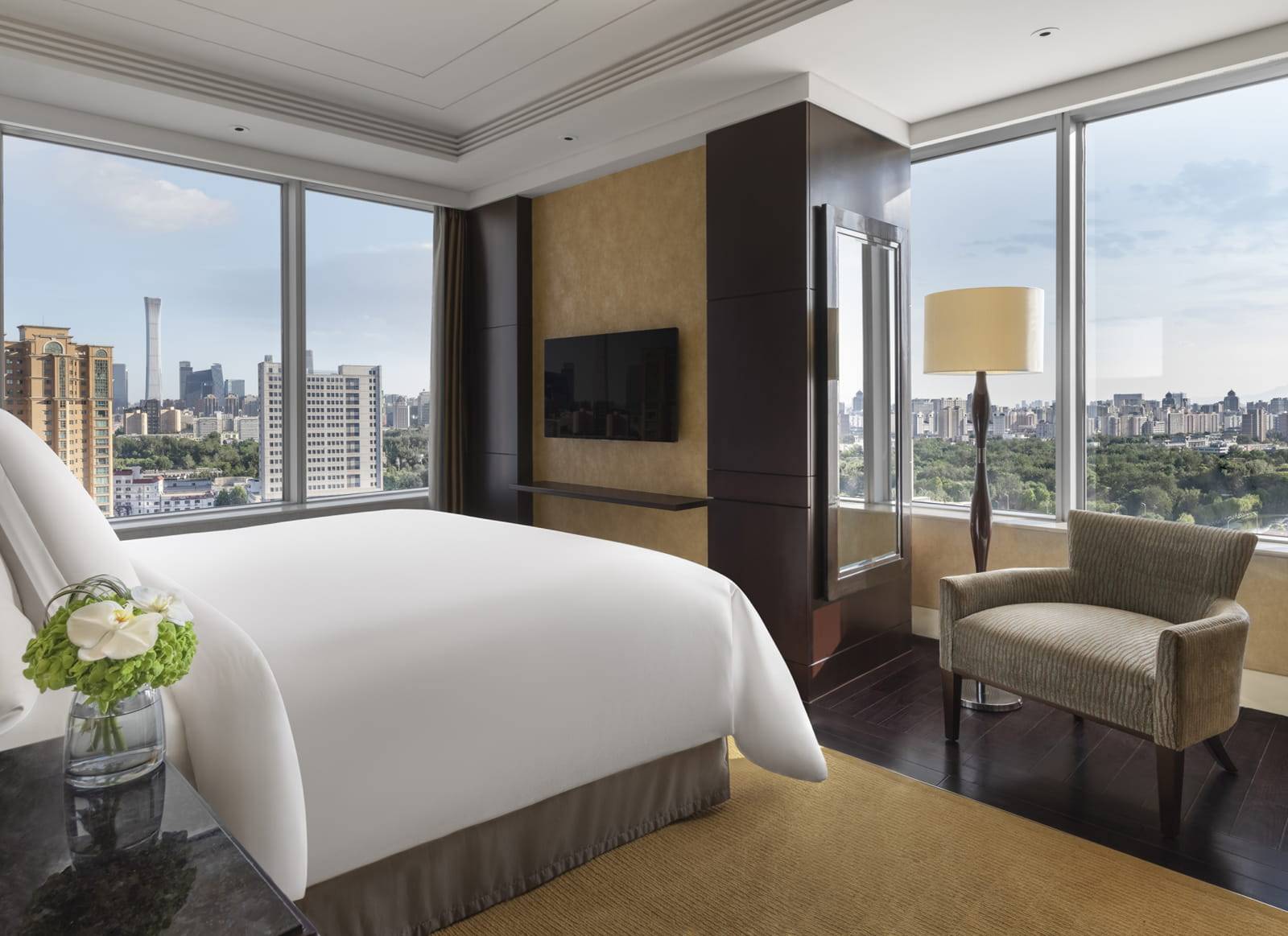 北京四季酒店 Ambassador Suite 臥室的兩面落地窗