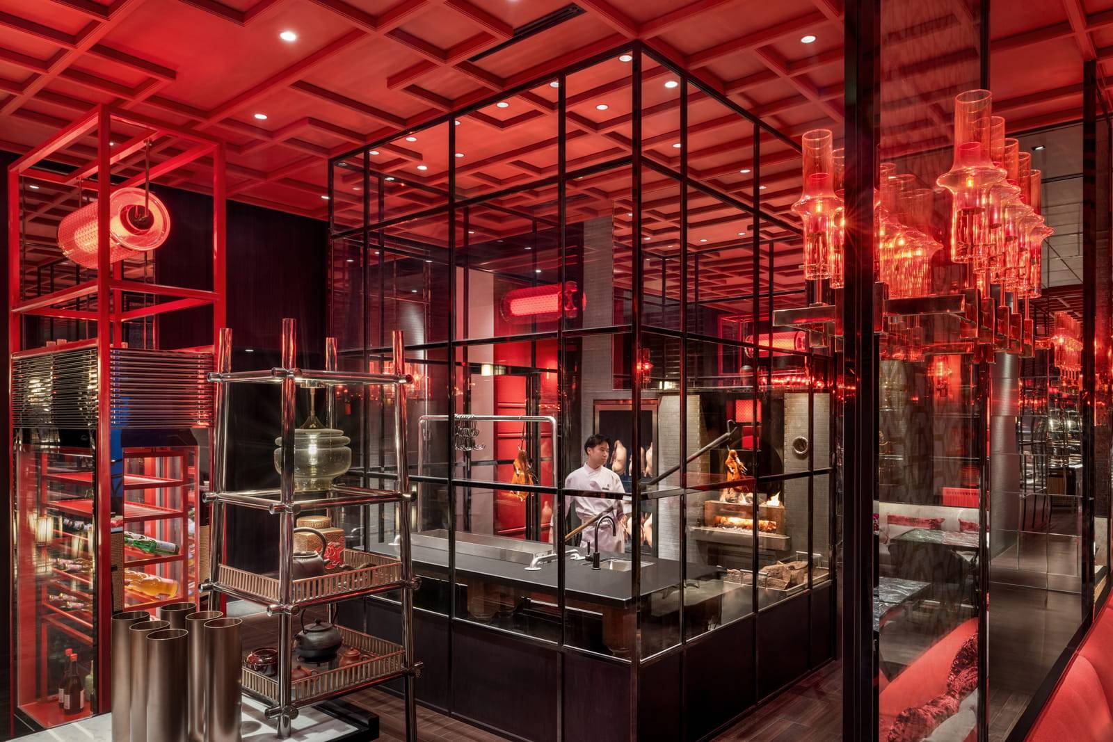 大連四季酒店 Saai Yue Heen 中餐廳的紅色燈光與用餐區