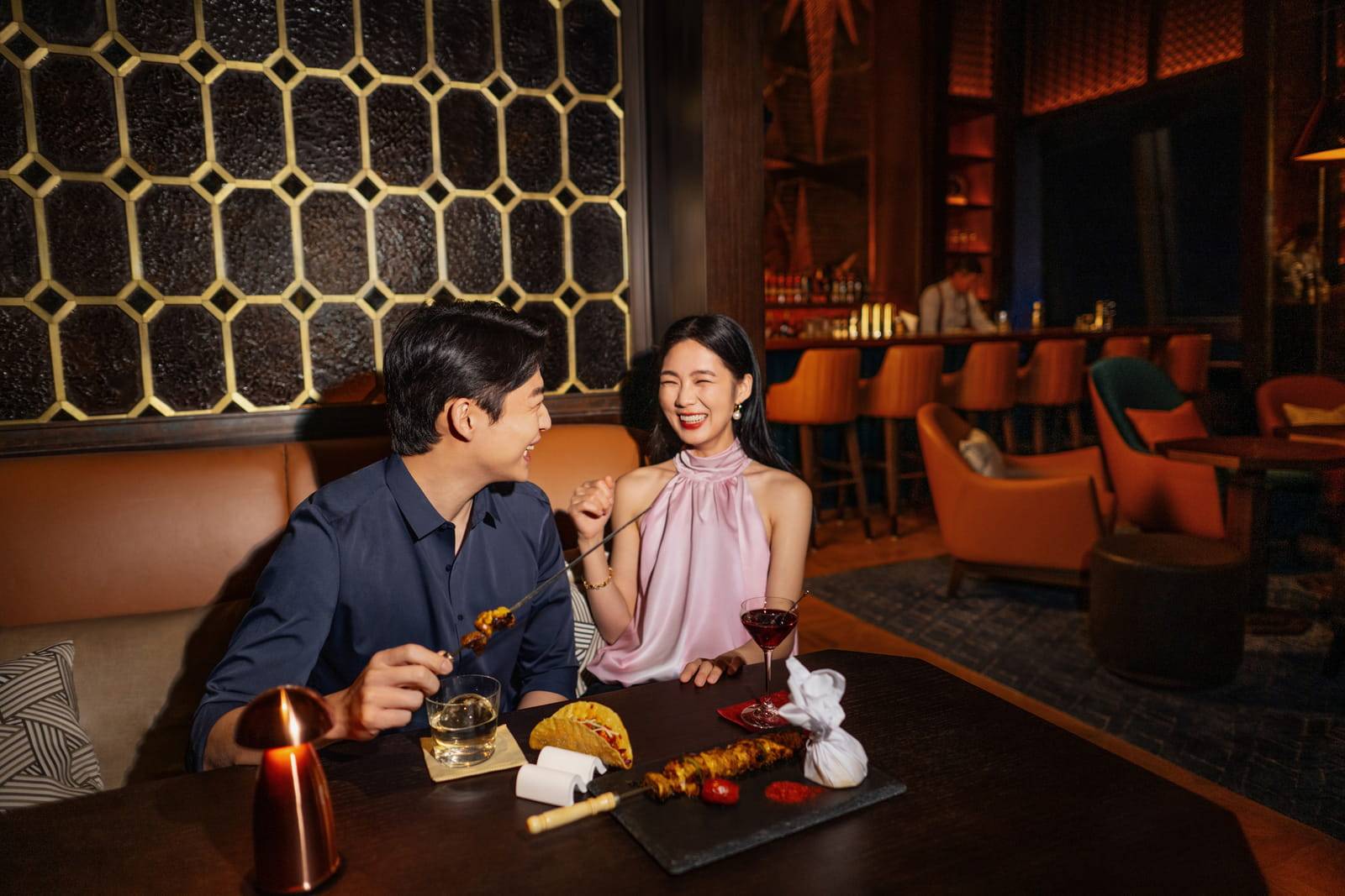 大連四季酒店 Harbour Bar 用餐的客人