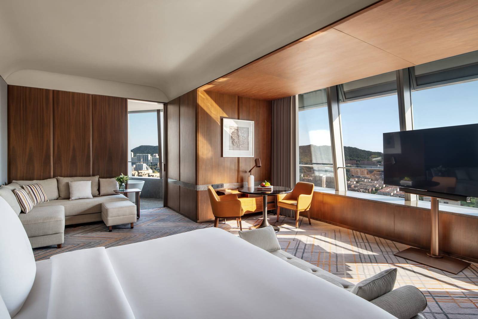 大連四季酒店 Premier City-View Room 的大床與窗景