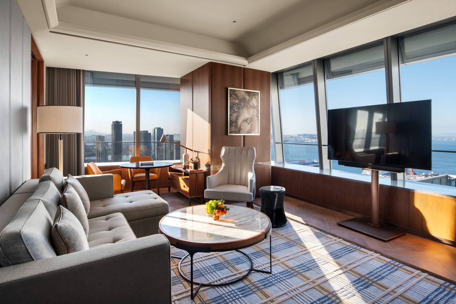 大連四季酒店 Executive Ocean-View Suite 的起居室