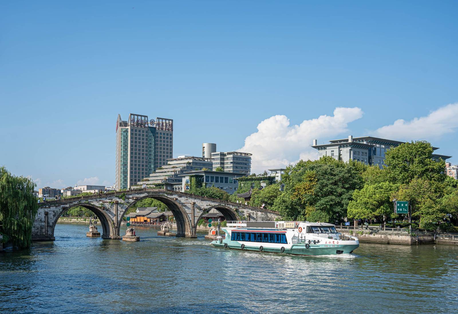 杭州京杭大運河的石拱橋與遊船(目的地參考)