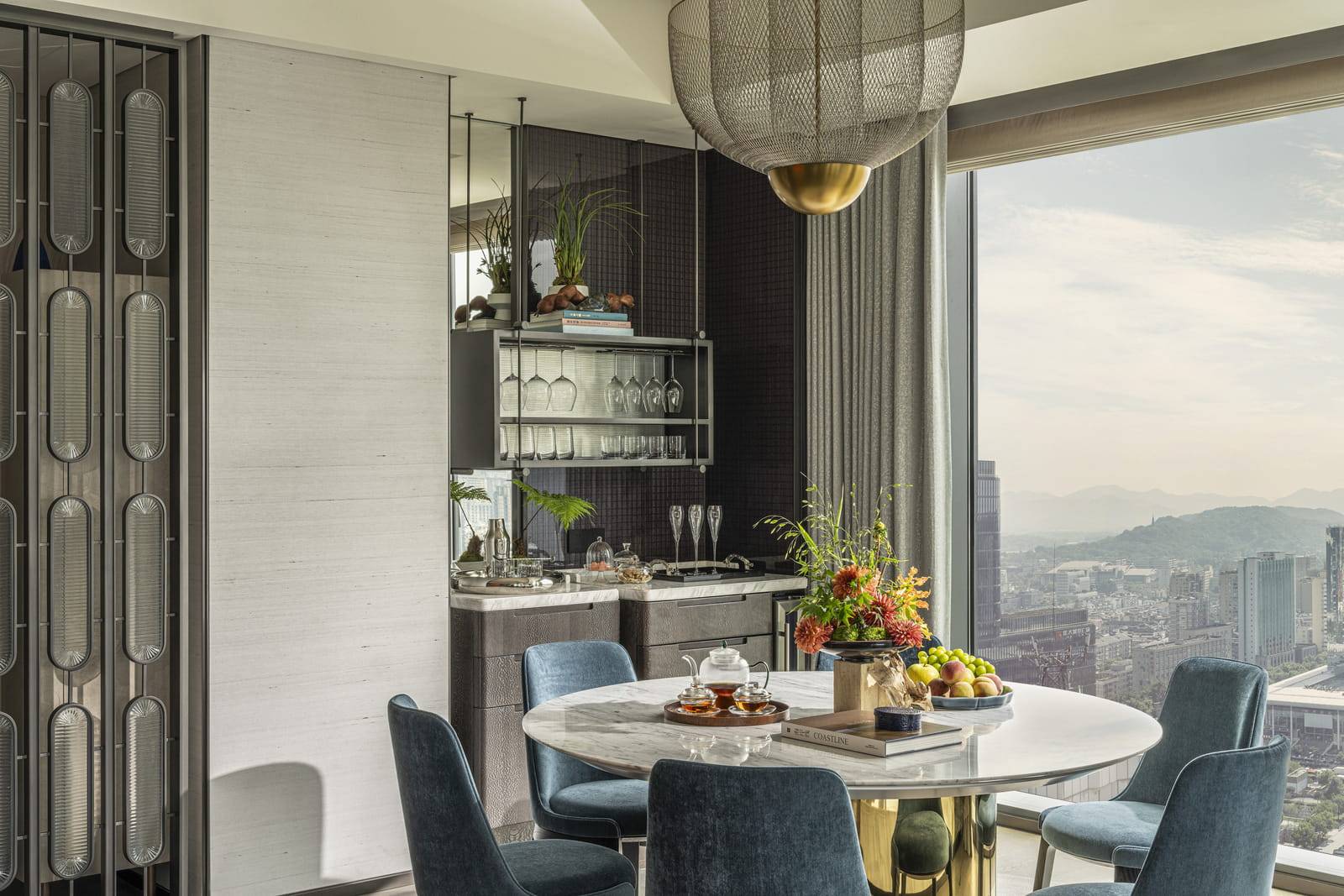 杭州中心四季酒店 Panoramic Executive Suite 的用餐區