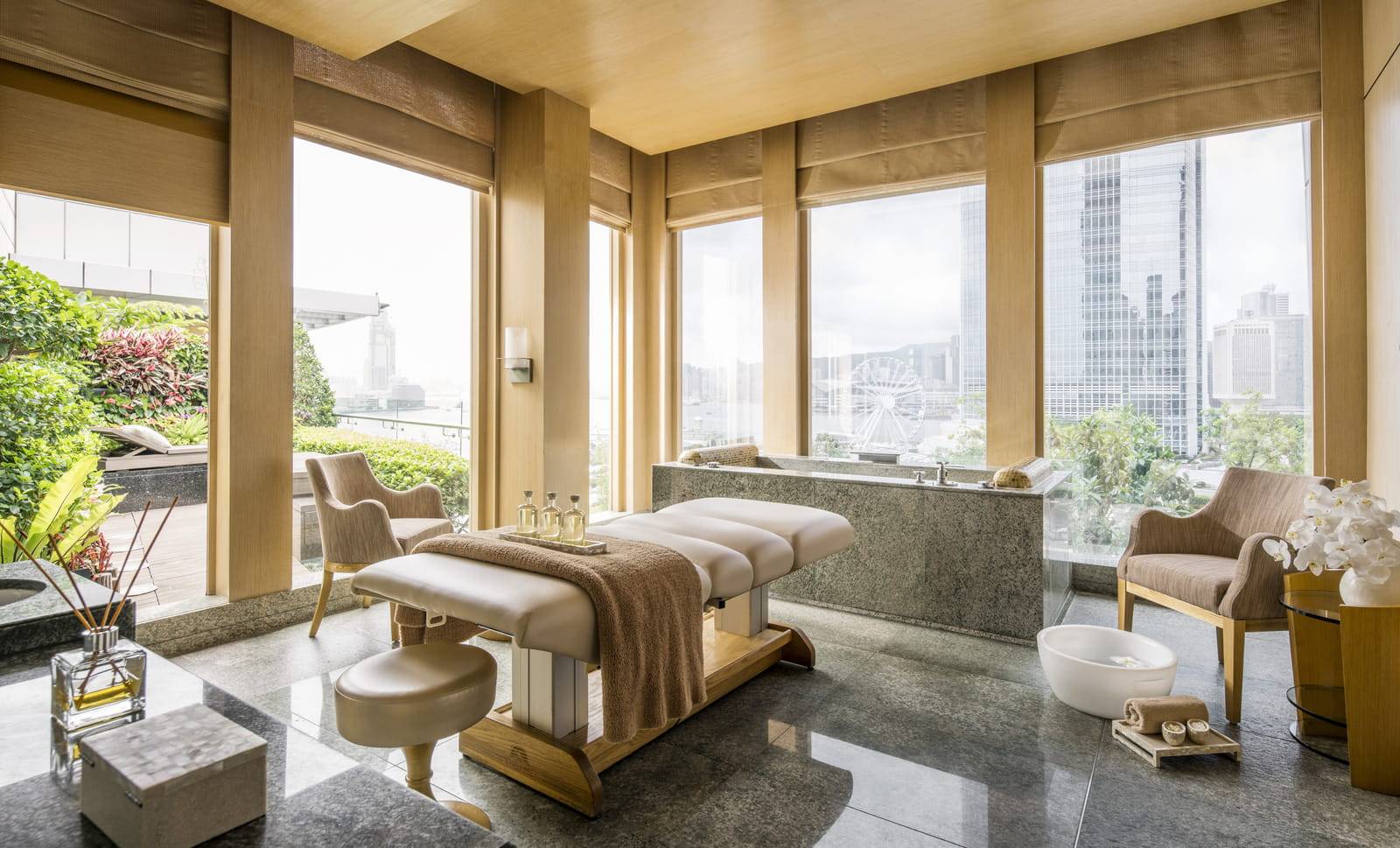 香港四季酒店 Spa 面向城市景觀的療程室