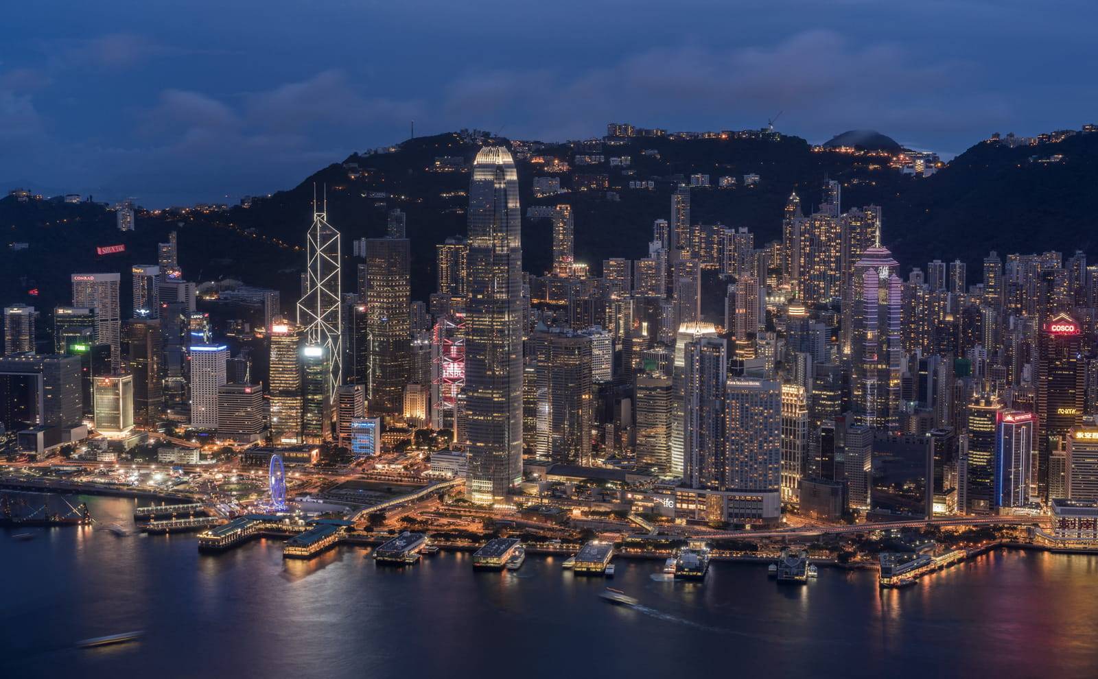 從香港四季酒店一帶望見的維多利亞港夜景