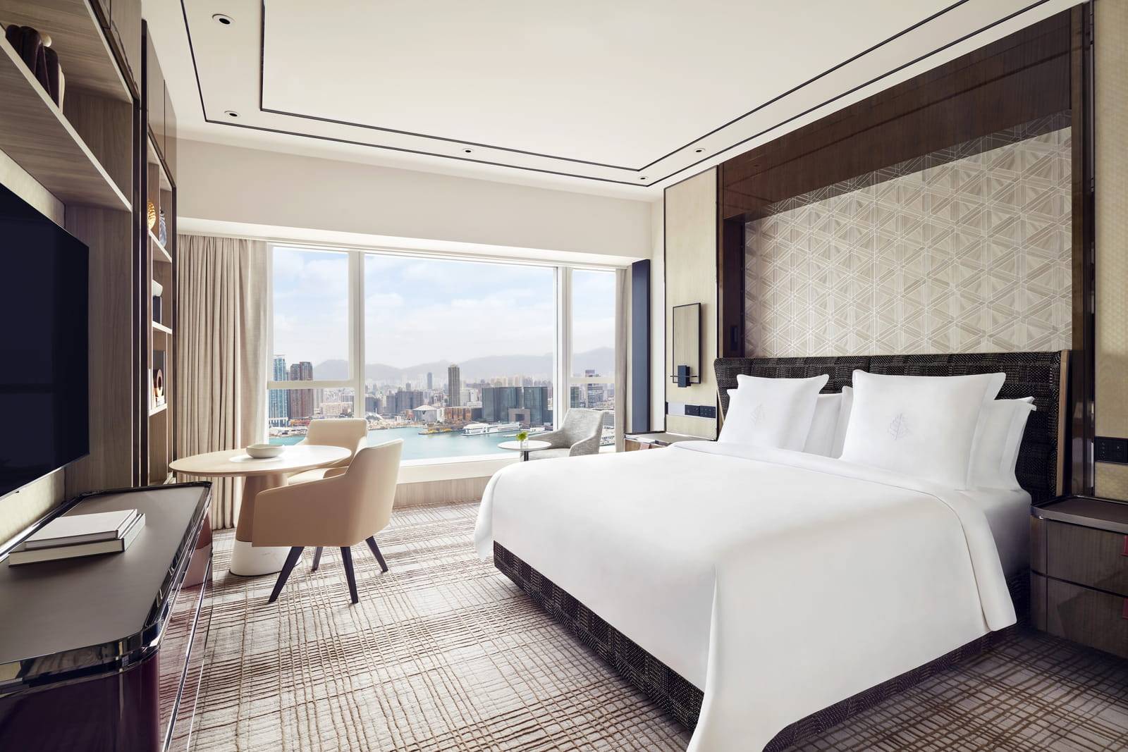 香港四季酒店 Superior Harbour-View Room 的大床與窗外港景
