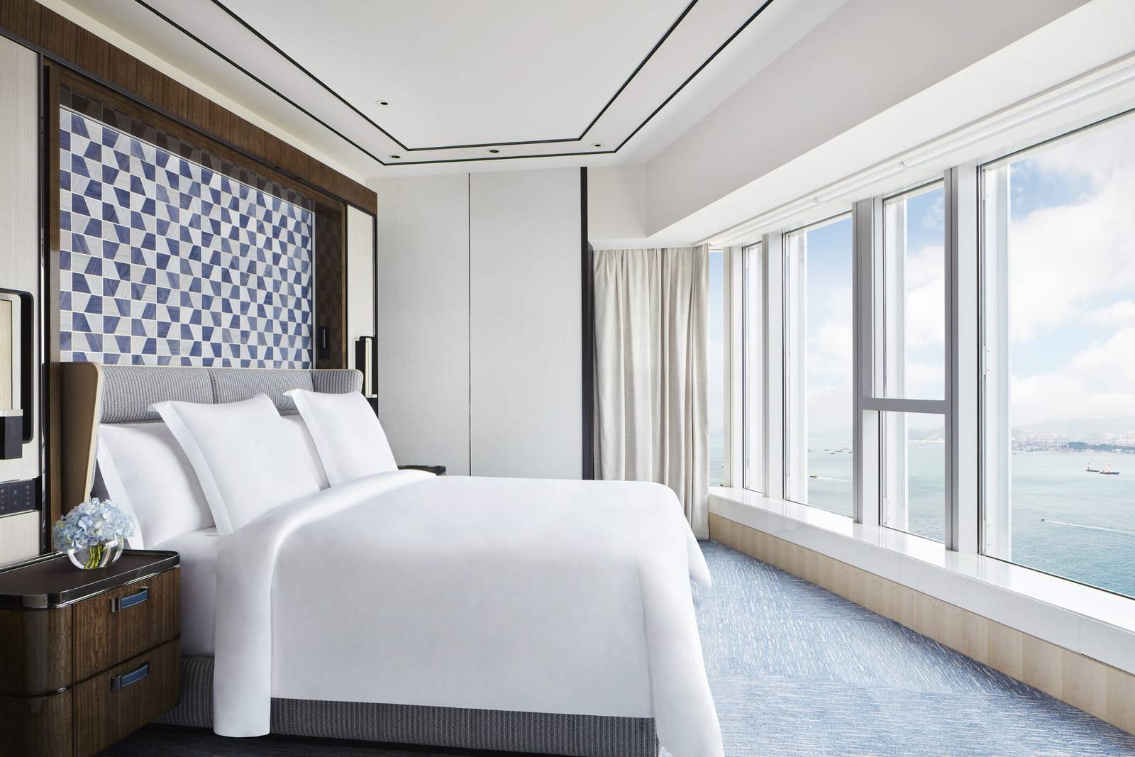 香港四季酒店 Family Suite 的臥室與落地窗海景